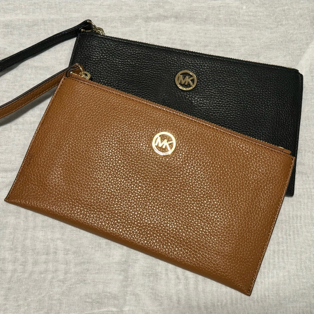 MICHAEL KORS Women's MK Fulton LG Zip CLUTCH Wrist-let Wallet Black Leather Gold